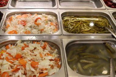 İsrail 'de bir şehir pazarında turşu ve tuzlu sebze satılır..