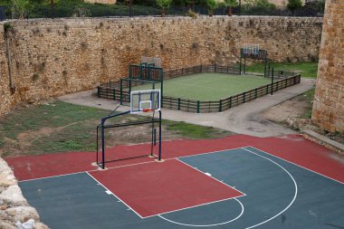 Akdeniz kıyısındaki bir şehir parkında spor yapmak için bir aygıt