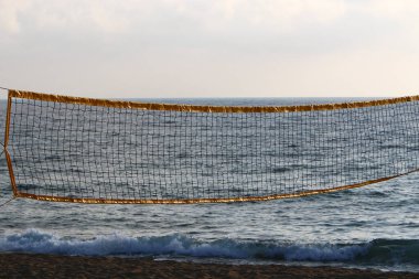 Akdeniz kıyısındaki bir şehir parkında spor yapmak için bir aygıt