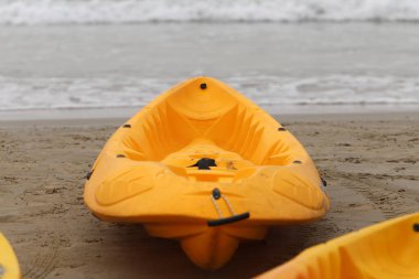 Akdeniz kıyısındaki bir şehir parkında spor yapmak için bir aygıt