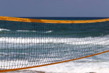 Akdeniz kıyısındaki bir şehir parkında spor yapmak için bir aygıt