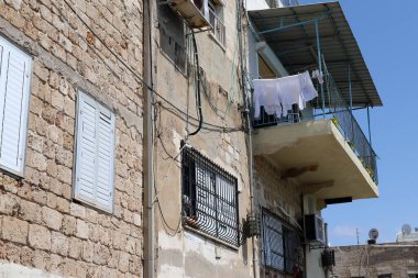 Yıkanmış çamaşırlar pencerenin dışında bir ipe asılı..