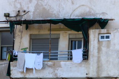 Yıkanmış çamaşırlar pencerenin dışında bir ipe asılı..