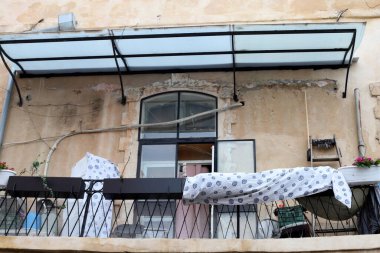 Yıkanmış çamaşırlar pencerenin dışında bir ipe asılı..