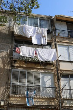 Yıkanmış çamaşırlar pencerenin dışında bir ipe asılı..