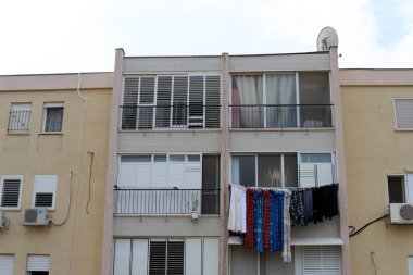 Yıkanmış çamaşırlar pencerenin dışında bir ipe asılı..