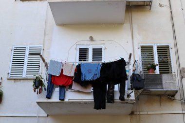 Yıkanmış çamaşırlar pencerenin dışında bir ipe asılı..
