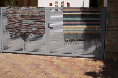 Yıkanmış çamaşırlar pencerenin dışında bir ipe asılı..