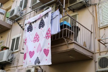 Yıkanmış çamaşırlar pencerenin dışında bir ipe asılı..