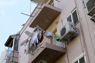 Yıkanmış çamaşırlar pencerenin dışında bir ipe asılı..