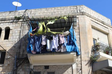 Yıkanmış çamaşırlar pencerenin dışında bir ipe asılı..