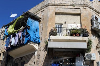 Yıkanmış çamaşırlar pencerenin dışında bir ipe asılı..