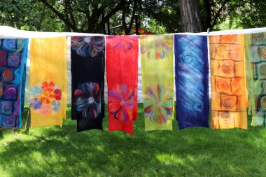 Yıkanmış çamaşırlar pencerenin dışında bir ipe asılı..