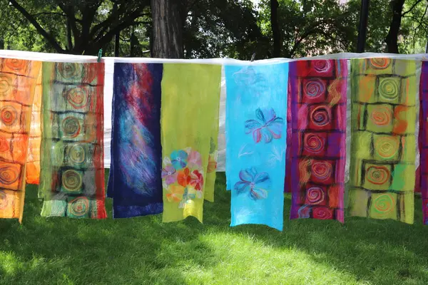 Yıkanmış çamaşırlar pencerenin dışında bir ipe asılı..