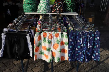 İsrail 'deki büyük bir süpermarketin vitrininde kadın kıyafetleri reklamı yapmak..