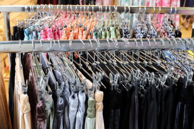 İsrail 'deki büyük bir süpermarketin vitrininde kadın kıyafetleri reklamı yapmak..