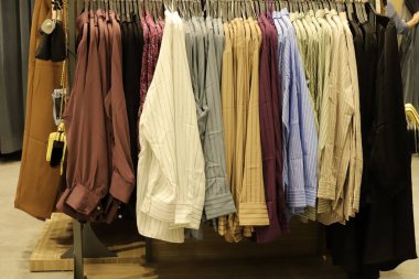 İsrail 'deki büyük bir süpermarketin vitrininde kadın kıyafetleri reklamı yapmak..