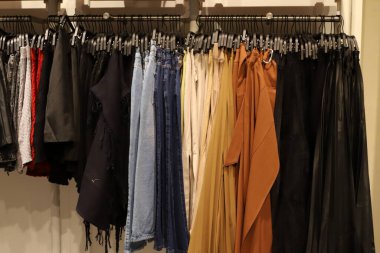 İsrail 'deki büyük bir süpermarketin vitrininde kadın kıyafetleri reklamı yapmak..