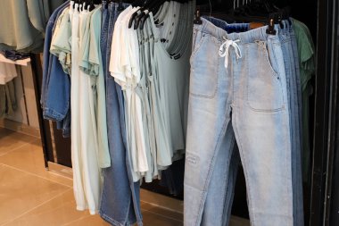 İsrail 'deki büyük bir süpermarketin vitrininde kadın kıyafetleri reklamı yapmak..