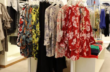 İsrail 'deki büyük bir süpermarketin vitrininde kadın kıyafetleri reklamı yapmak..