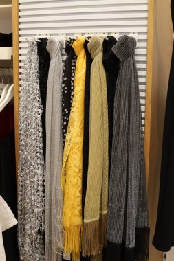 İsrail 'deki büyük bir süpermarketin vitrininde kadın kıyafetleri reklamı yapmak..