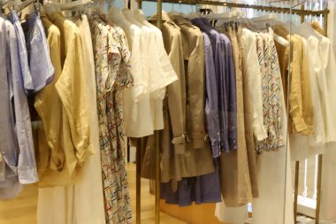 İsrail 'deki büyük bir süpermarketin vitrininde kadın kıyafetleri reklamı yapmak..