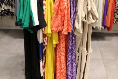 İsrail 'deki büyük bir süpermarketin vitrininde kadın kıyafetleri reklamı yapmak..