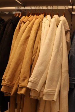 İsrail 'deki büyük bir süpermarketin vitrininde kadın kıyafetleri reklamı yapmak..