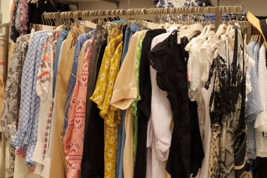 İsrail 'deki büyük bir süpermarketin vitrininde kadın kıyafetleri reklamı yapmak..