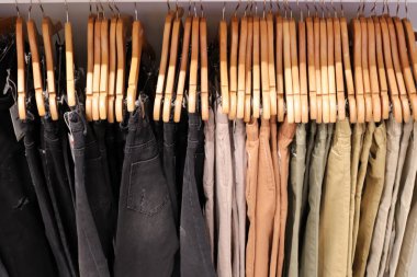 İsrail 'deki büyük bir süpermarketin vitrininde kadın kıyafetleri reklamı yapmak..