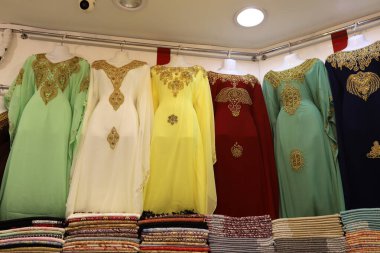 İsrail 'deki büyük bir süpermarketin vitrininde kadın kıyafetleri reklamı yapmak..