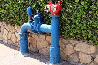 Su pompalama istasyonuna su pompalamak için musluk ve borular.
