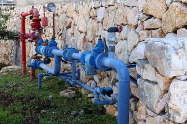 Su pompalama istasyonuna su pompalamak için musluk ve borular.