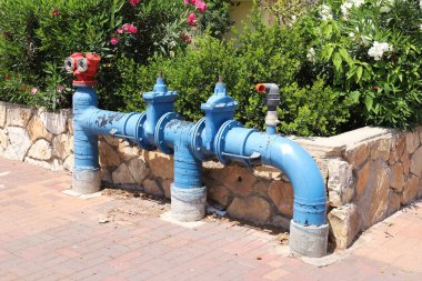 Su pompalama istasyonuna su pompalamak için musluk ve borular.