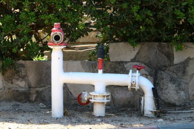 Su pompalama istasyonuna su pompalamak için musluk ve borular.