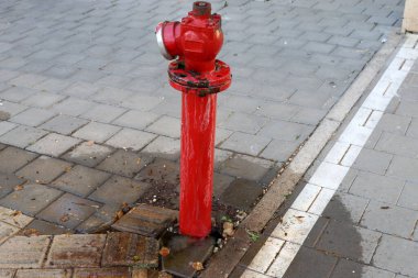Su pompalama istasyonuna su pompalamak için musluk ve borular.