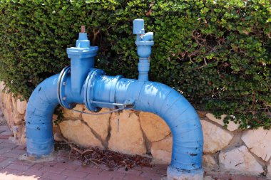 Su pompalama istasyonuna su pompalamak için musluk ve borular.