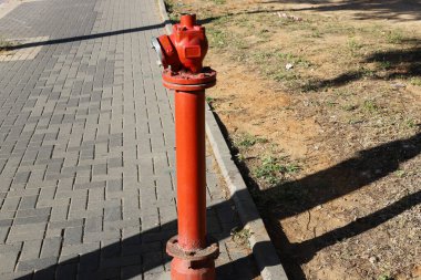 Su pompalama istasyonuna su pompalamak için musluk ve borular.