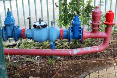 Su pompalama istasyonuna su pompalamak için musluk ve borular.