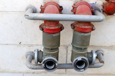 Su pompalama istasyonuna su pompalamak için musluk ve borular.