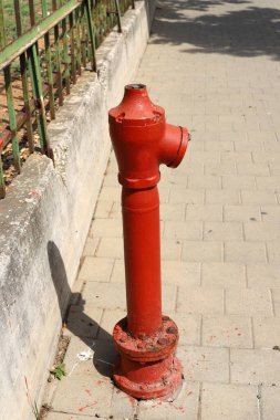 Su pompalama istasyonuna su pompalamak için musluk ve borular.