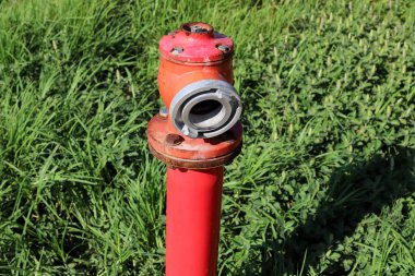 Su pompalama istasyonuna su pompalamak için musluk ve borular.