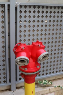 Su pompalama istasyonuna su pompalamak için musluk ve borular.