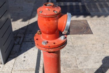 Su pompalama istasyonuna su pompalamak için musluk ve borular.