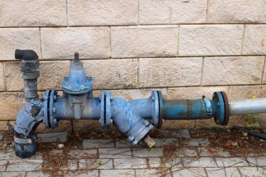 Su pompalama istasyonuna su pompalamak için musluk ve borular.