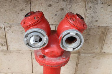 Su pompalama istasyonuna su pompalamak için musluk ve borular.