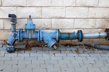 Su pompalama istasyonuna su pompalamak için musluk ve borular.