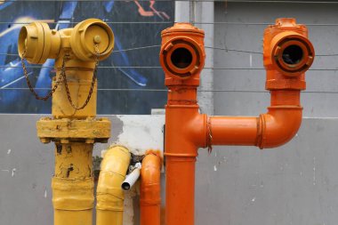 Su pompalama istasyonuna su pompalamak için musluk ve borular.