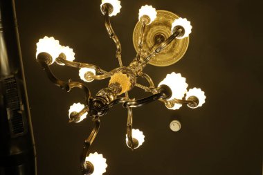 Odanın içini aydınlatan bir lamba tavanda asılı duruyor..