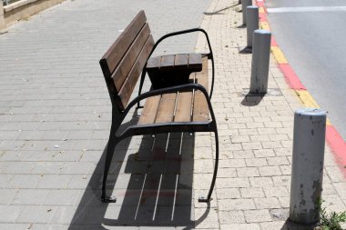 Deniz kıyısındaki şehir parkında dinlenmek için bir bank..